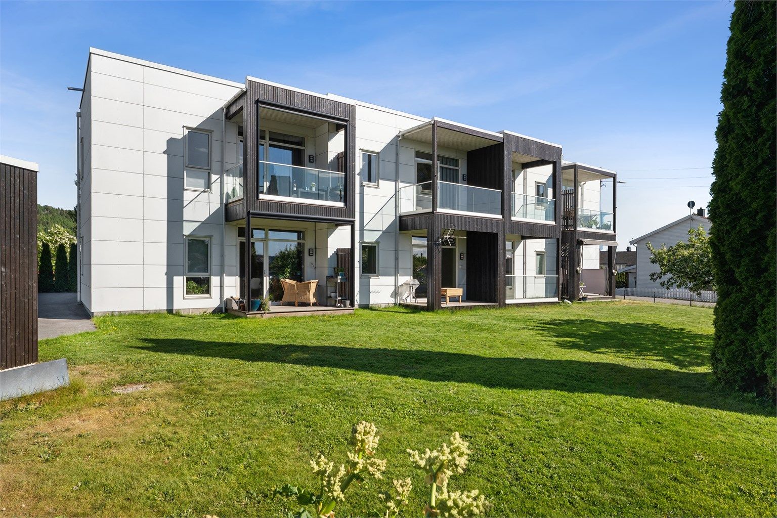 Velkommen til Skolevegen 12C! Moderne og praktisk 3-roms leilighet i et populært boligområde i Brumunddal.