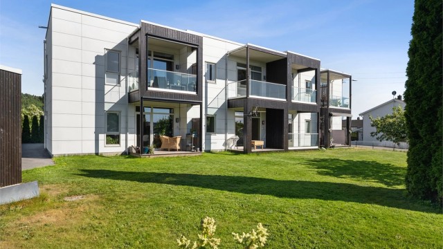 Velkommen til Skolevegen 12C! Moderne og praktisk 3-roms leilighet i et populært boligområde i Brumunddal.