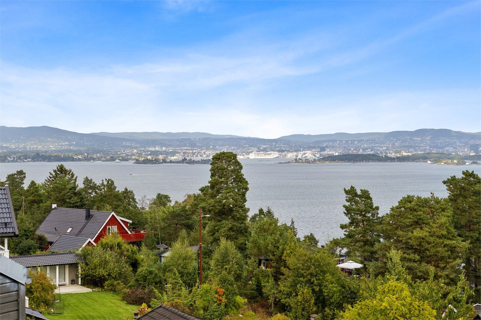 Utsikten over fjorden og Oslo er rett og slett magisk – her kan du følge innseilingen av båter som glir stille gjennom vannet. 