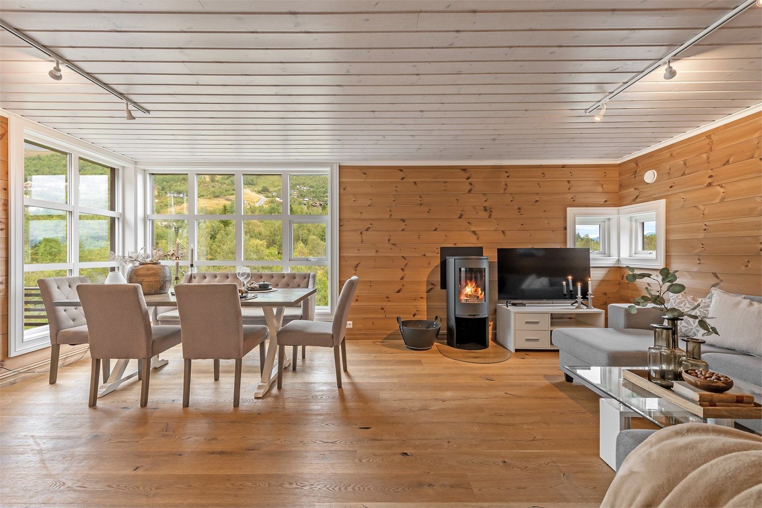 Stue med gode lysforhold fra store vindusflater 