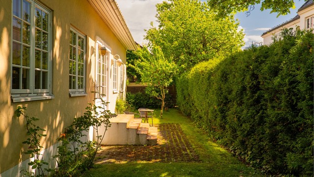 Hagen omfavner alle boligens fire sider. Til verandaen og altanen kommer solen fra utpå ettermiddagene sommerstid.