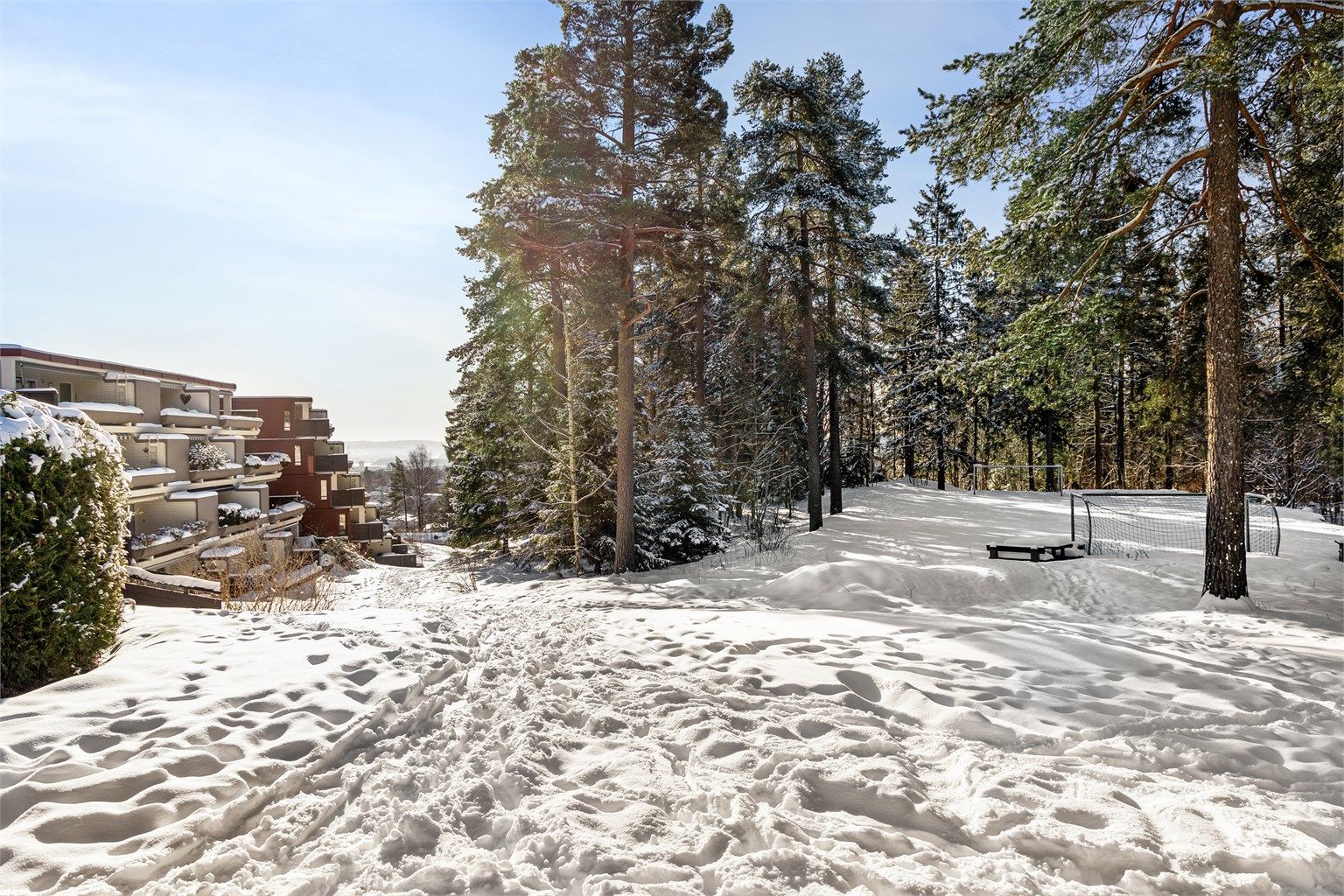 Boligen ligger i et rolig og etablert boligområde med umiddelbar nærhet til naturen.