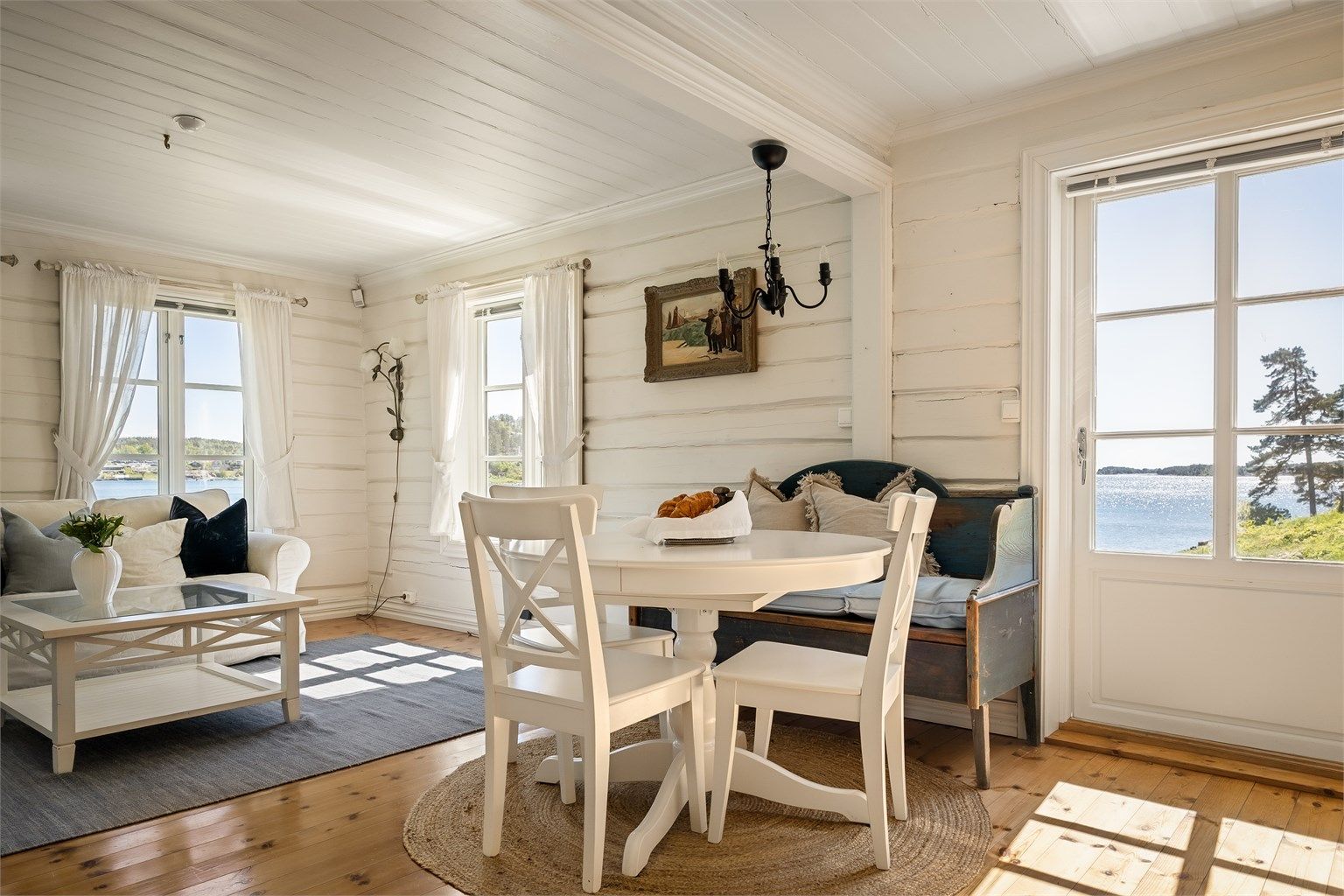 Med sine smårutede vinduer og synlige tømmervegger har huset en autentisk og nostalgisk atmosfære – samtidig som det er oppgradert med moderne løsninger som nytt kjøkken og bad.