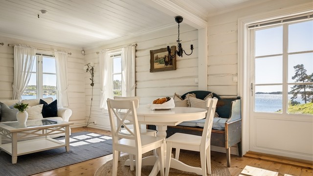 Med sine smårutede vinduer og synlige tømmervegger har huset en autentisk og nostalgisk atmosfære – samtidig som det er oppgradert med moderne løsninger som nytt kjøkken og bad.