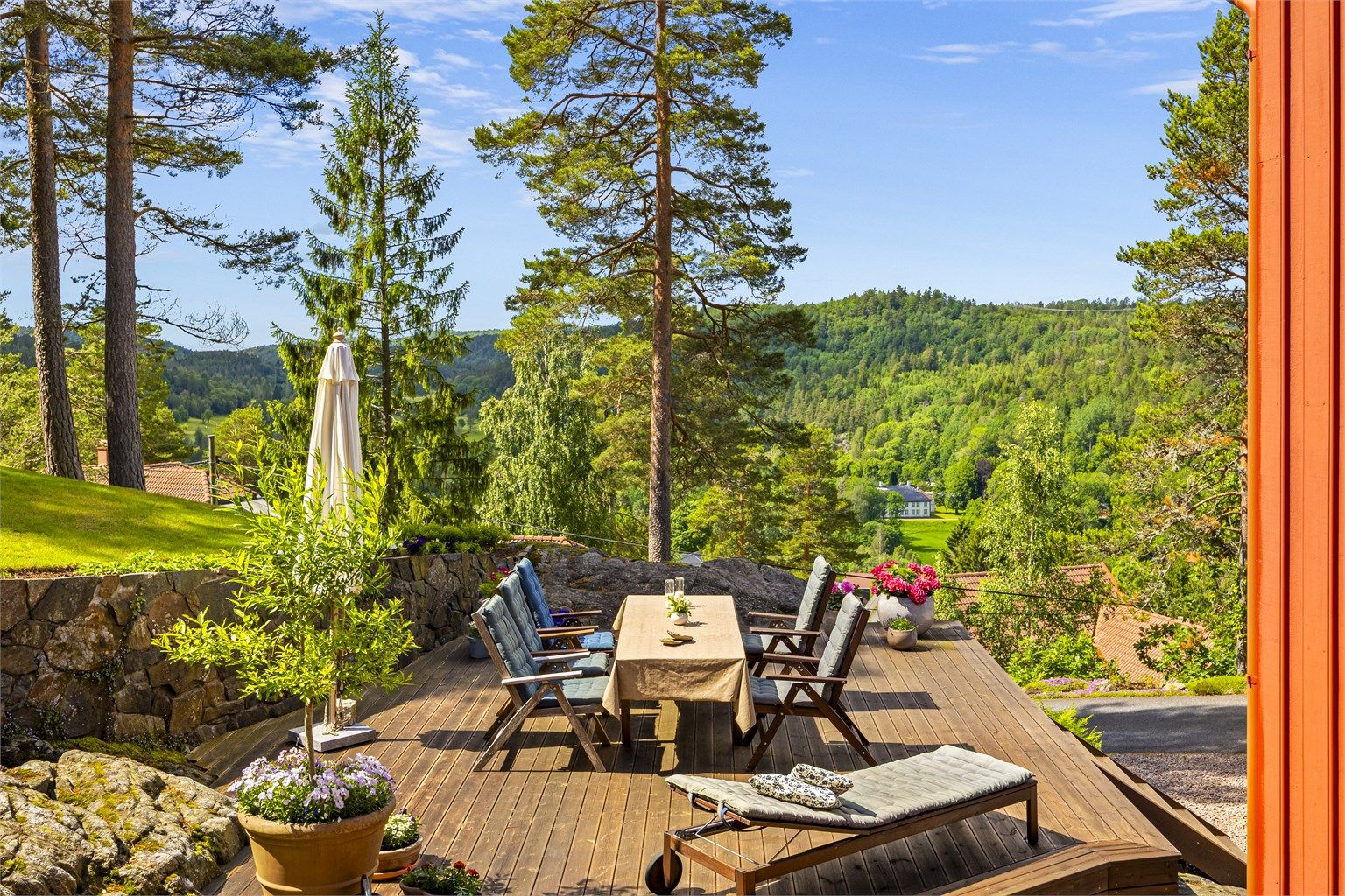Fra terrassen har man utsikt over det grønne landskapet og litt av golfbanen.