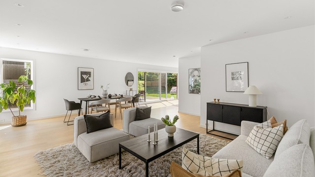 Romslig stue med plass til både sofagruppe og spisebord.
