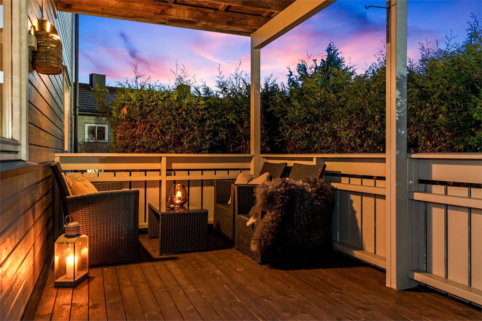 Tilbaketrukket og hyggelig uteområde med plen og beplantning. 