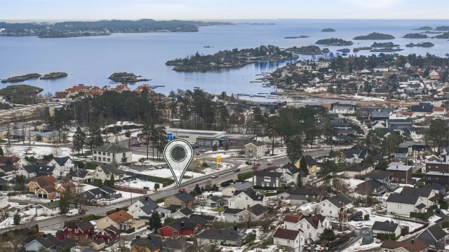 Her bor du på vestsiden av Sandefjordsfjorden med kun 3,5 km til selve bykjernen. Dette er et særdeles populært, solrikt og barnevennlig område med nærhet til mange fasiliteter. Det er kun en kort rusletur ned til sjøen og flere flotte rekreasjonsområder.
