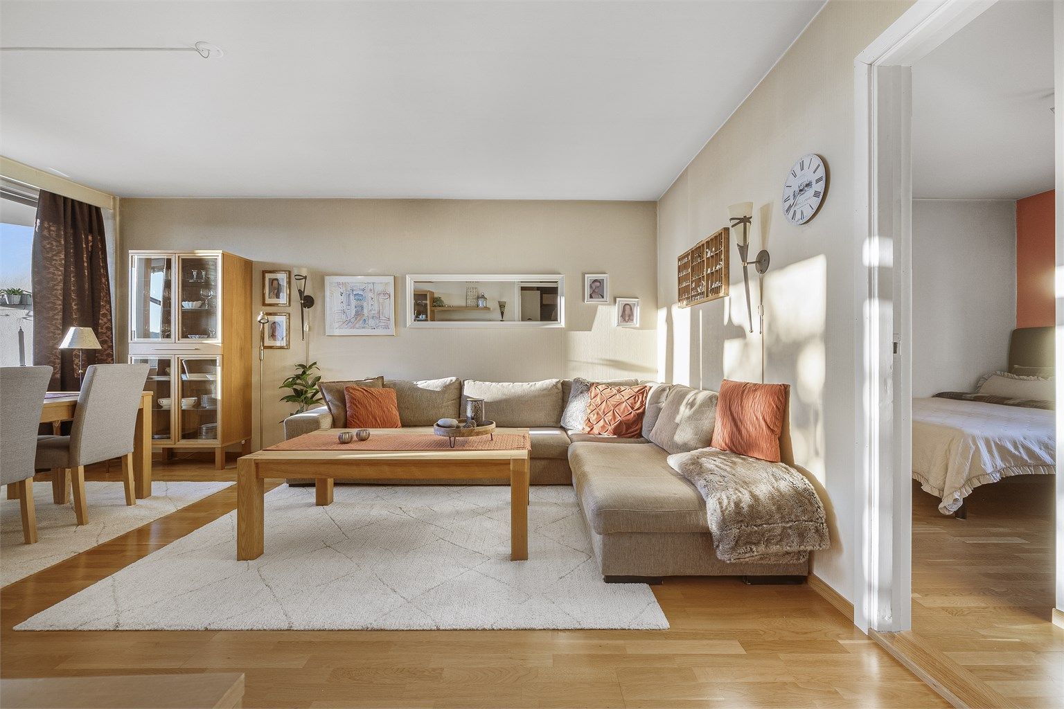 Stuen er av god størrelse og det er plass til større stuemøblement.