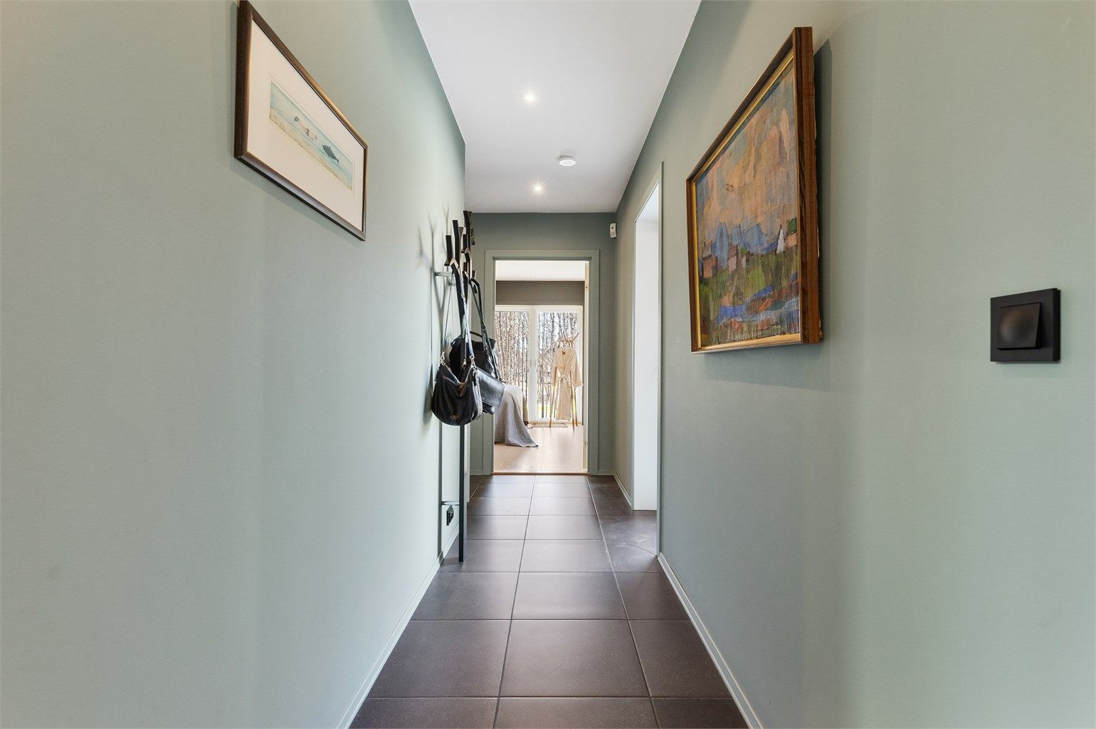 Gangen kommer du direkte til fra entreen og herfra er det videre til soverommet og badet med badstue.