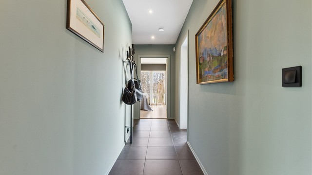 Gangen kommer du direkte til fra entreen og herfra er det videre til soverommet og badet med badstue.