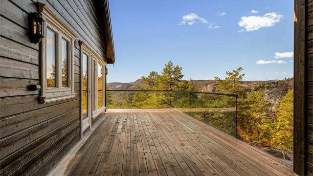 Den romslige terrassen byr på god plass til flere sittegrupper, med en fantastisk utsikt som naturlig bakteppe.