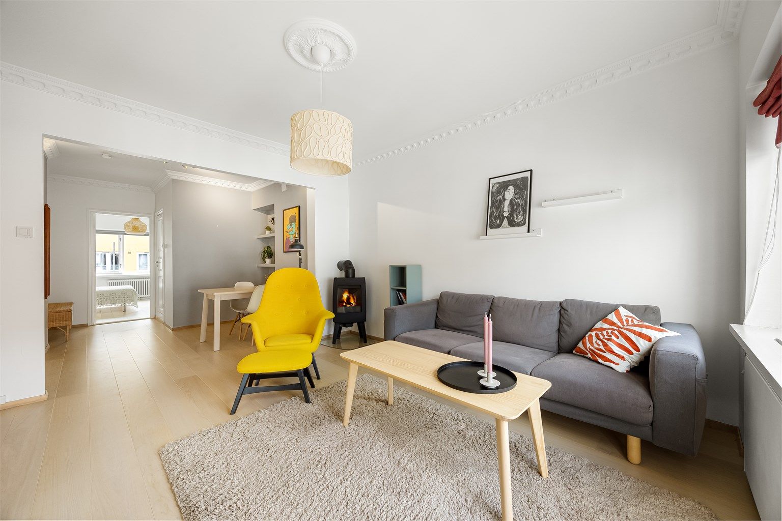 Romslig og lys stue med god plass til å innrede med ønsket møblement. Innred med både sofagruppe, salongbord, TV-seksjon og spisebord.