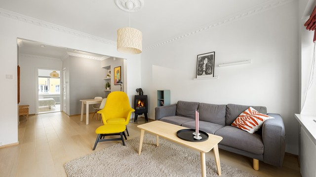 Romslig og lys stue med god plass til å innrede med ønsket møblement. Innred med både sofagruppe, salongbord, TV-seksjon og spisebord.