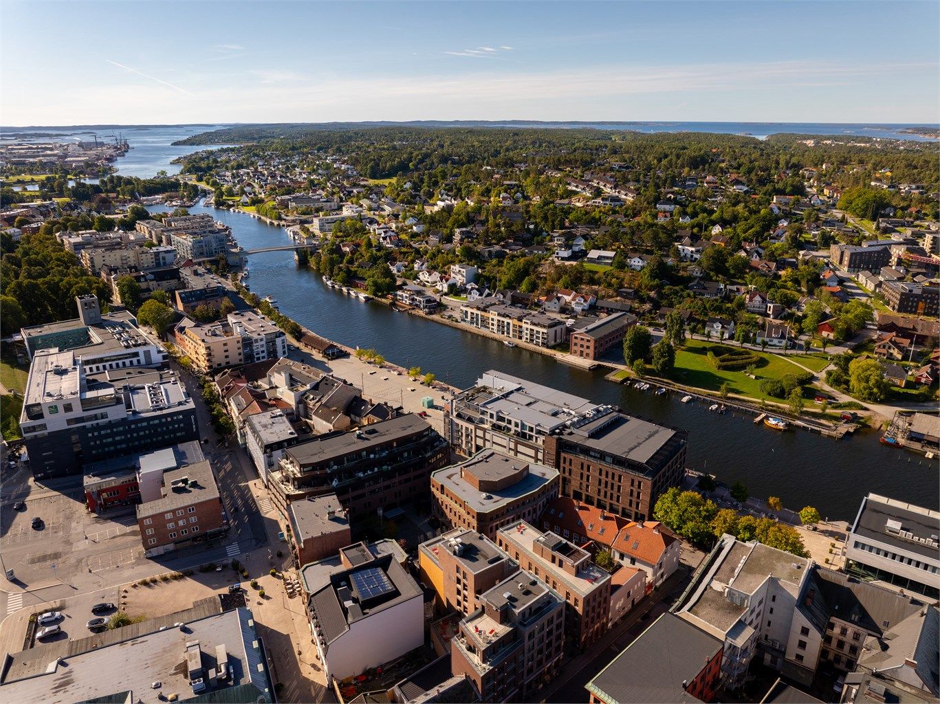 Med byens meget funksjonelle og gratis fergetilbud kan du enkelt forflytte deg til Østsiden eller til Gressvik og Åle i Onsøy. 