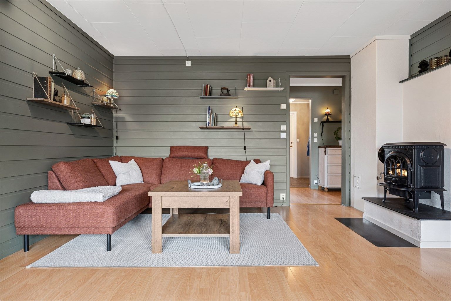 Stuen er malt i lune fine farger og er meget romslig 