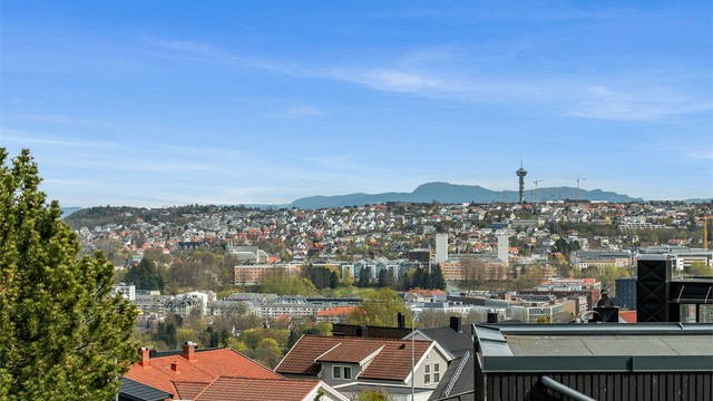 Utsiktsbildene er tatt fra stillas i høyde tilsvarende taknivå, som illustrerer utsikten fra en tenkt andre etasje ved et eventuelt tilbygg/nybygg.