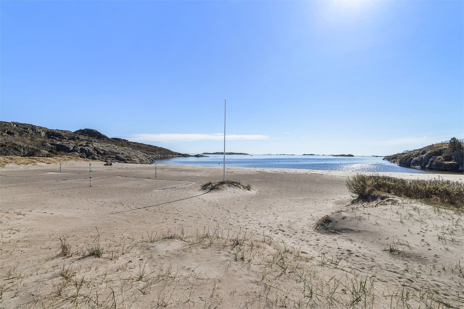 Populære Oddane Sand badeplass og camping ligger kun en kort kjøretur unna. Nyt late dager på en av områdets mange flotte sandstrender. 