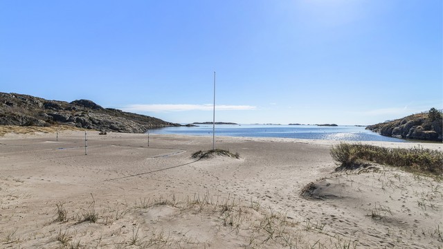 Populære Oddane Sand badeplass og camping ligger kun en kort kjøretur unna. Nyt late dager på en av områdets mange flotte sandstrender.