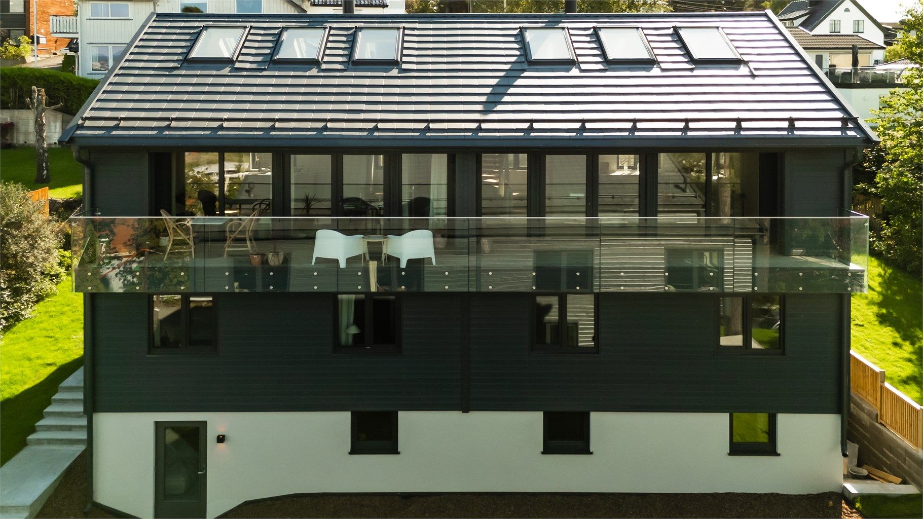 Boligen er opprinnelig oppført i 1952 og gjenoppbygget i 2024 etter TEK17 og dens krav til byggeteknikk, isolasjon og innemiljø 