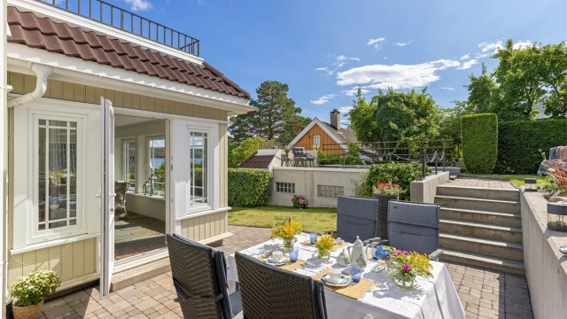 Steinbelagt uteplass som holder varmen fra sola lenge