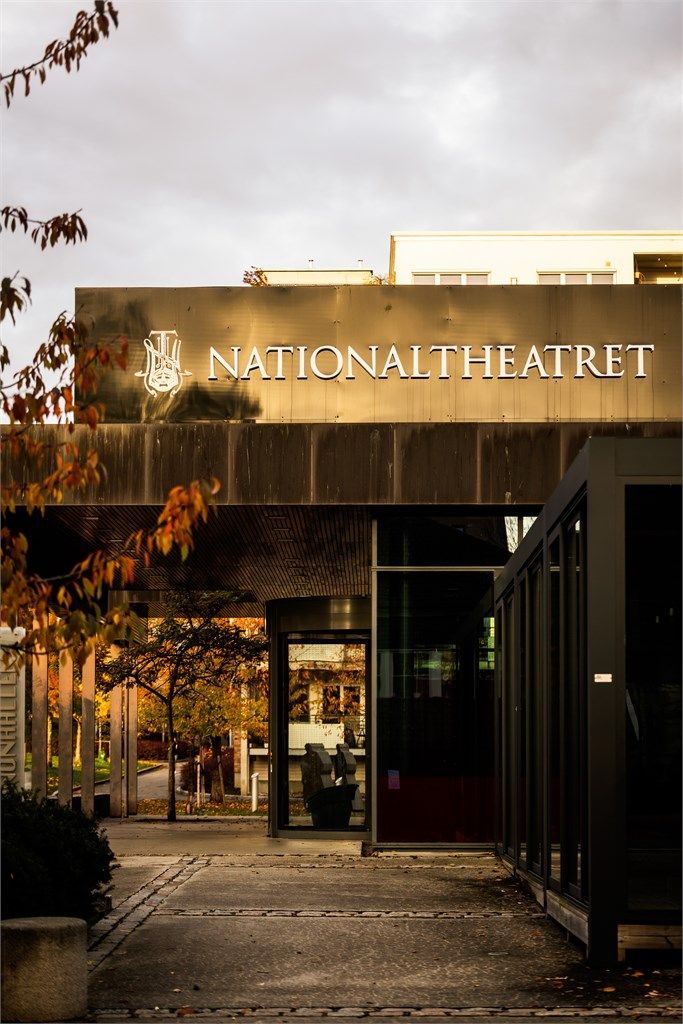 Kunstinstallasjonen «Nationaltheatret» er et av Lørens særpregede landemerker og en del av områdets moderne bymiljø.