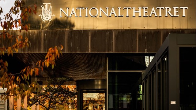 Kunstinstallasjonen «Nationaltheatret» er et av Lørens særpregede landemerker og en del av områdets moderne bymiljø.