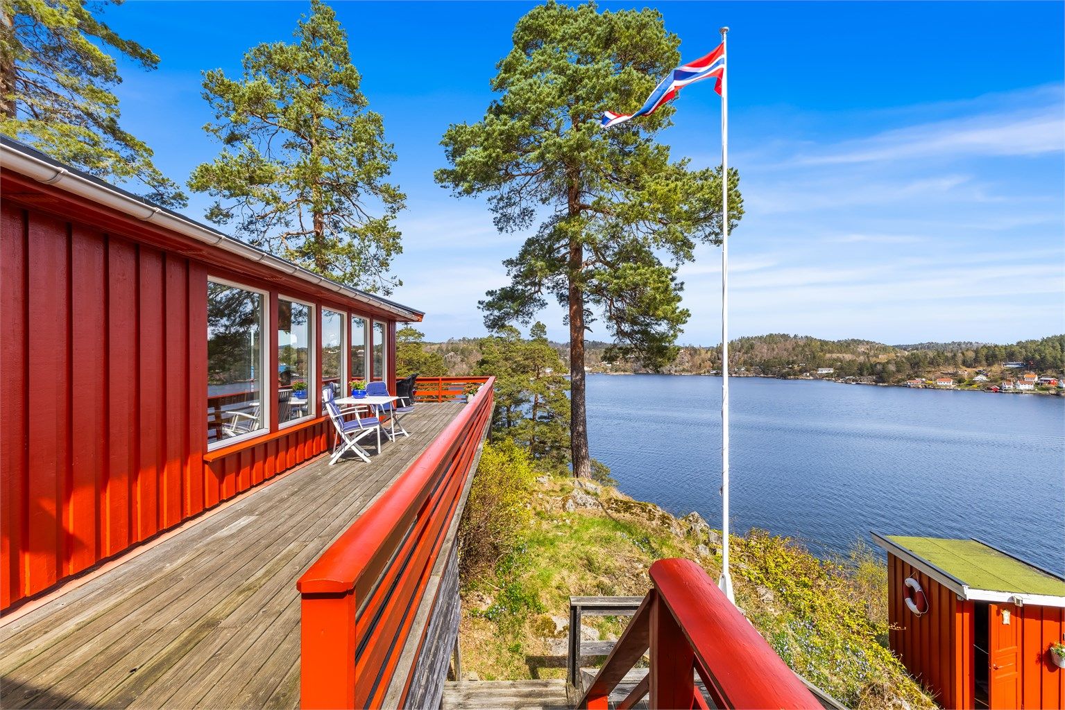 Verandaen strekker seg rundt store deler av bygget og har gode solforhold