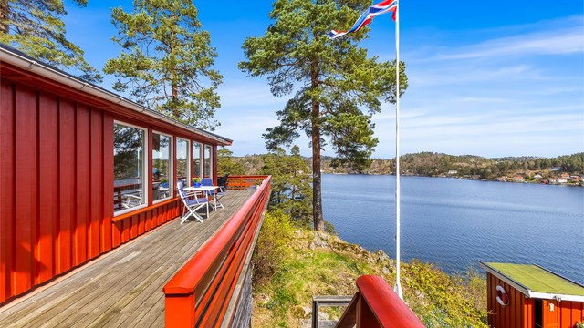 Verandaen strekker seg rundt store deler av bygget og har gode solforhold
