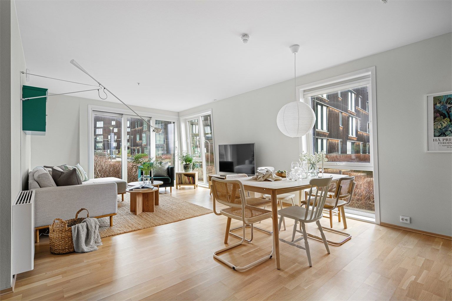 Flott endeleilighet med fin sjøutsikt, vinduer fra tak til gulv og moderne og fint design. 