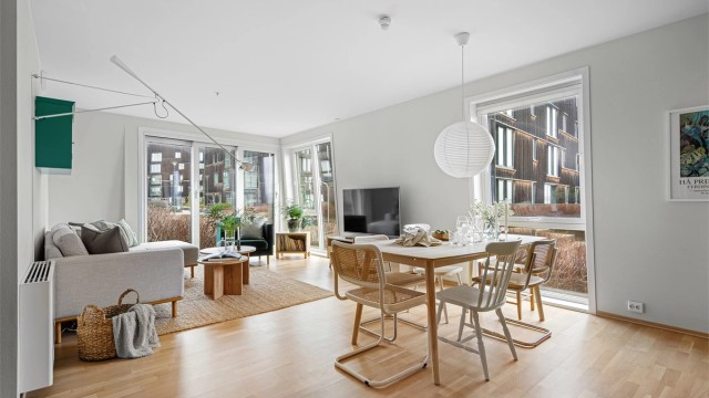 Flott endeleilighet med fin sjøutsikt, vinduer fra tak til gulv og moderne og fint design.