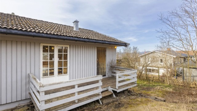 10 kvm veranda baksiden av huset. Inngang til kjøkken og spisestue fra denne siden av boligen.