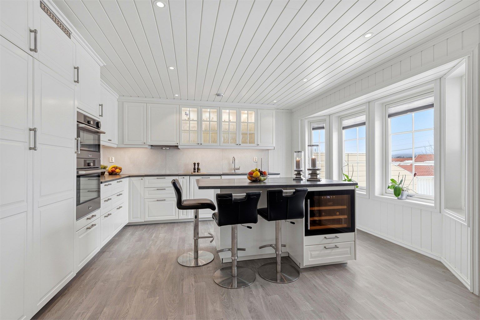 Nydelig kjøkken med masse lagringsplass og fin løsning med praktisk kjøkkenøy som også kan brukes til koselige morgenfrokoster