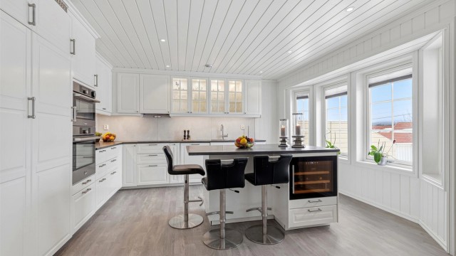 Nydelig kjøkken med masse lagringsplass og fin løsning med praktisk kjøkkenøy som også kan brukes til koselige morgenfrokoster