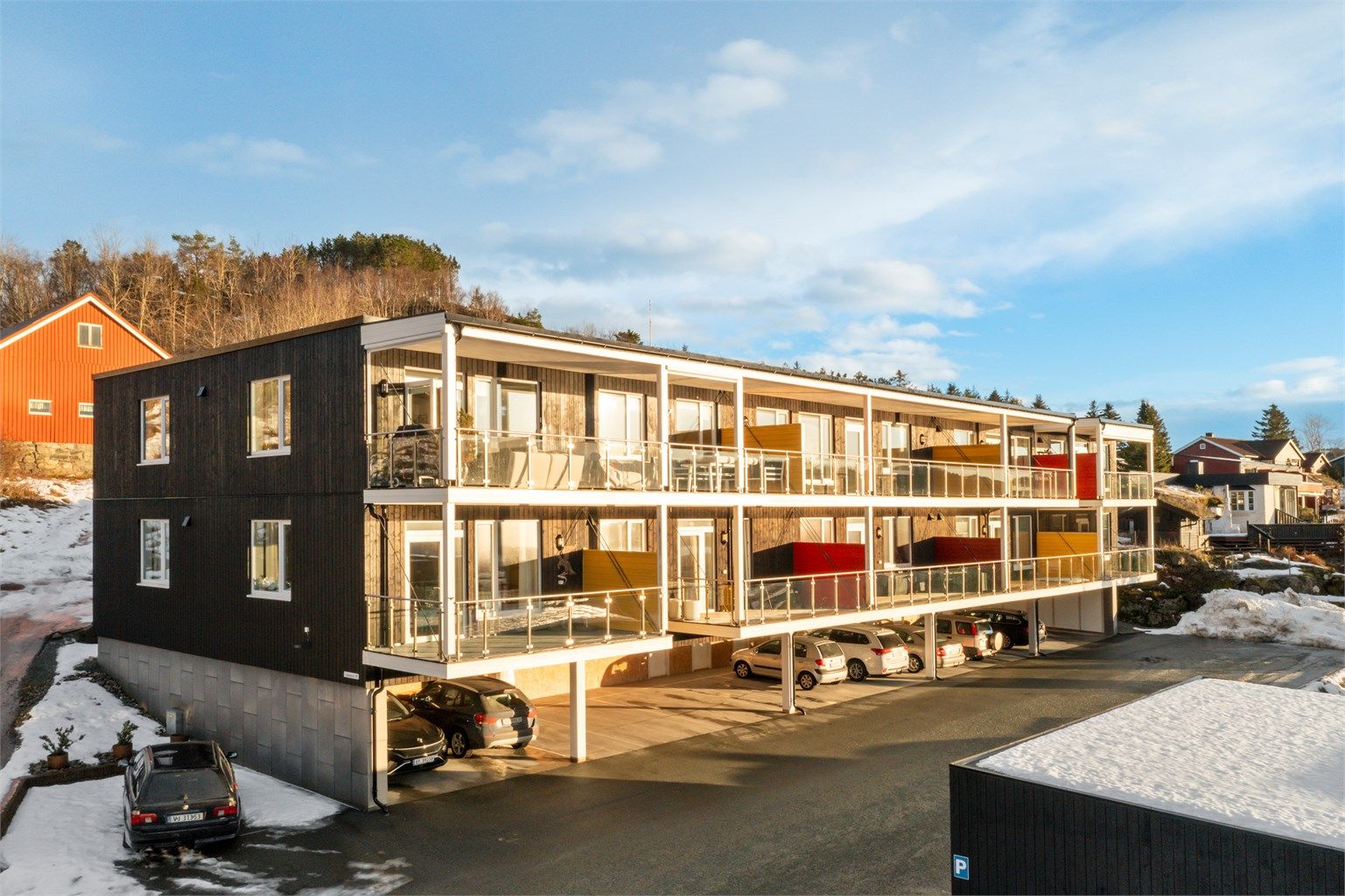 Her bor man i et trygt nabolag med lite trafikk og gode sol- og utsiktsforhold, samtidig som både natur, servicefunksjoner og fritidstilbud er lett tilgjengelig. 