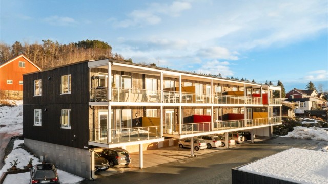 Her bor man i et trygt nabolag med lite trafikk og gode sol- og utsiktsforhold, samtidig som både natur, servicefunksjoner og fritidstilbud er lett tilgjengelig.