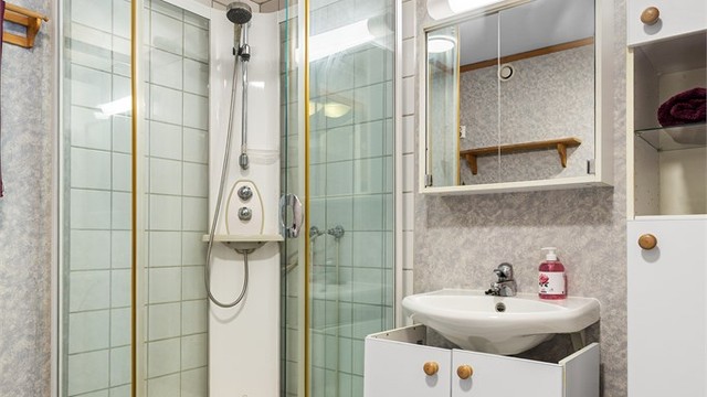 Dusjkabinett og mekanisk avtrekk (2014) sørger for funksjonalitet på baderommet.