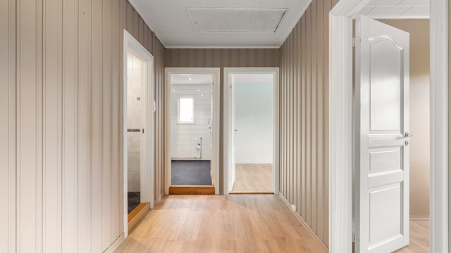Soverommene, badet og toalettrommet er samlet i praktisk nærhet omkring gangen.