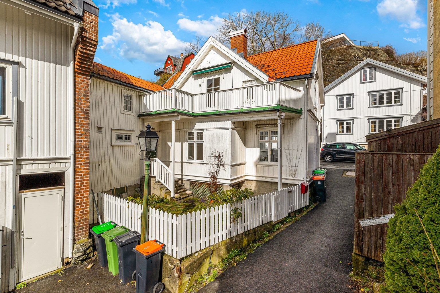 Fasade mot syd med bakgård og inngangsparti.