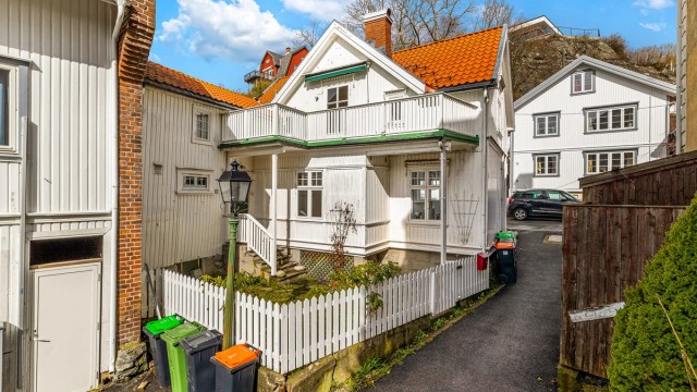 Fasade mot syd med bakgård og inngangsparti.