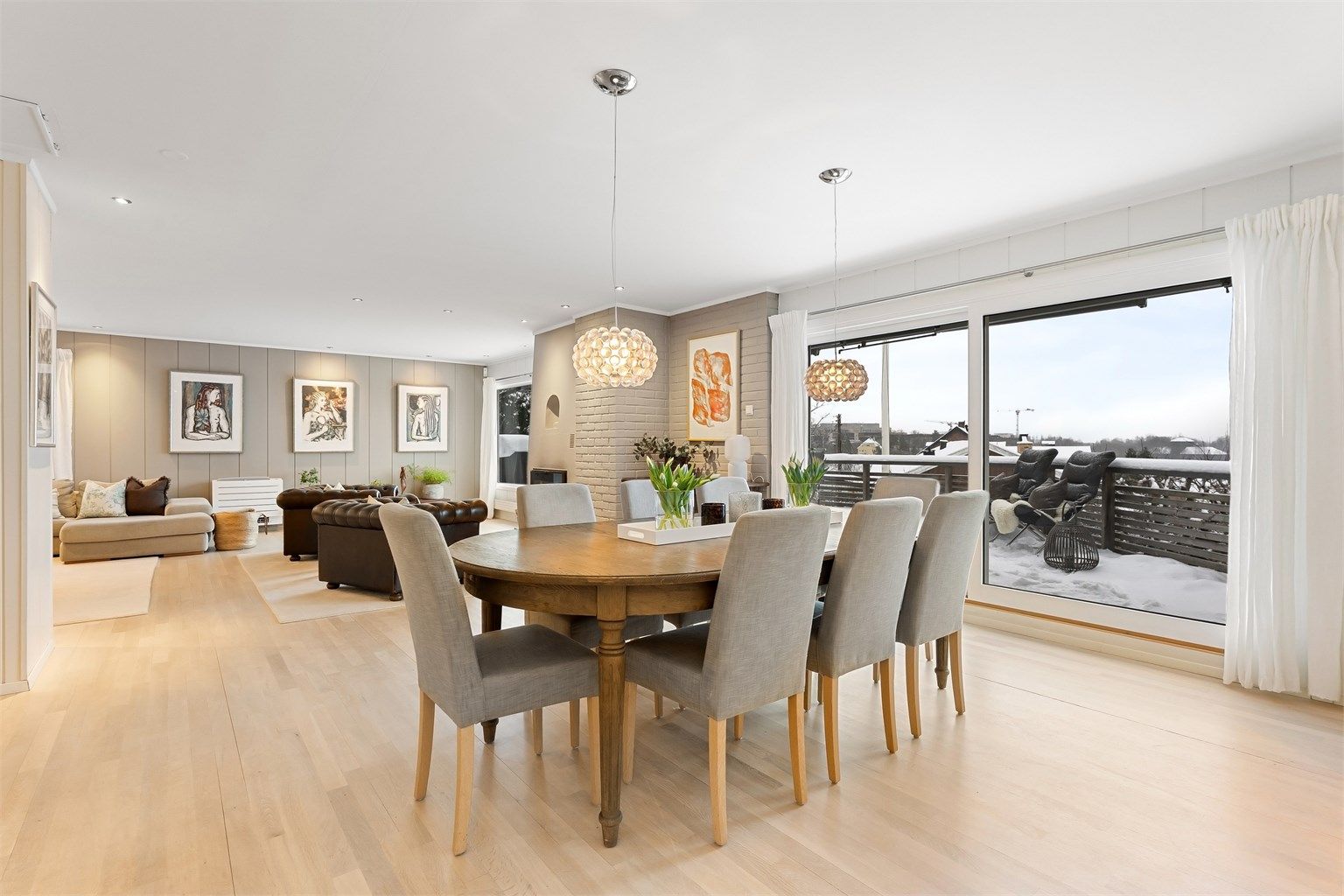 Store vindusflater i stue og spisestue gir rikelig med naturlig lys.