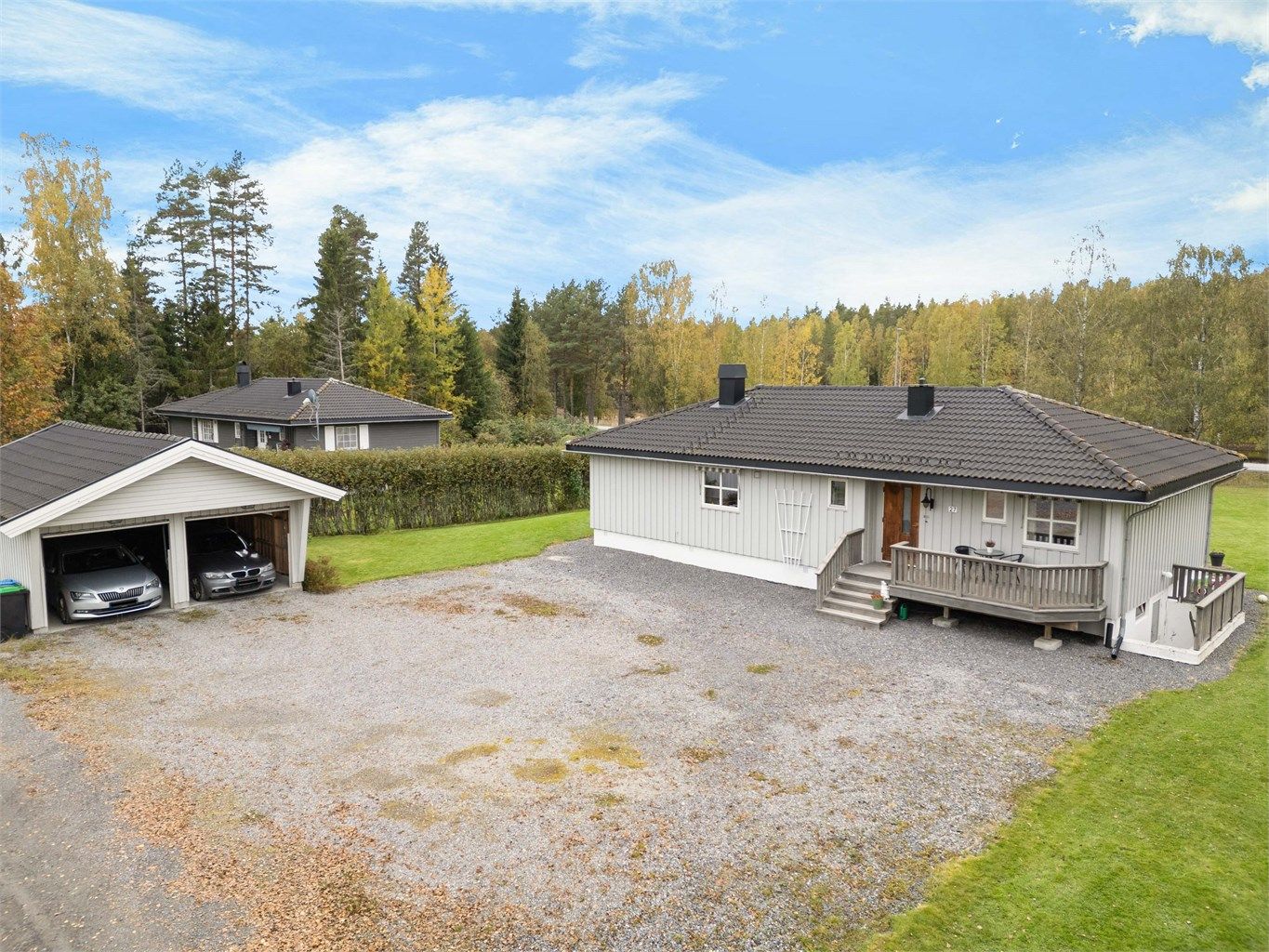 Innholdsrik enebolig med dobbelgarasje og romslig gårdsplass med rikelig parkering. Landlig og solrik beliggenhet med gode uteområder.