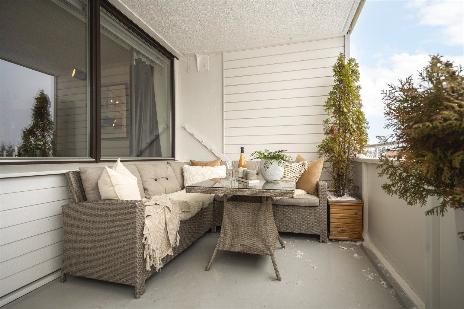 God plass til utemøblement. Balkongen er godt skjermet for innsyn.