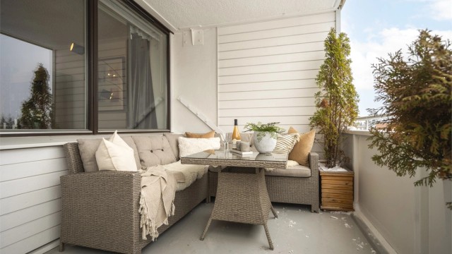 God plass til utemøblement. Balkongen er godt skjermet for innsyn.