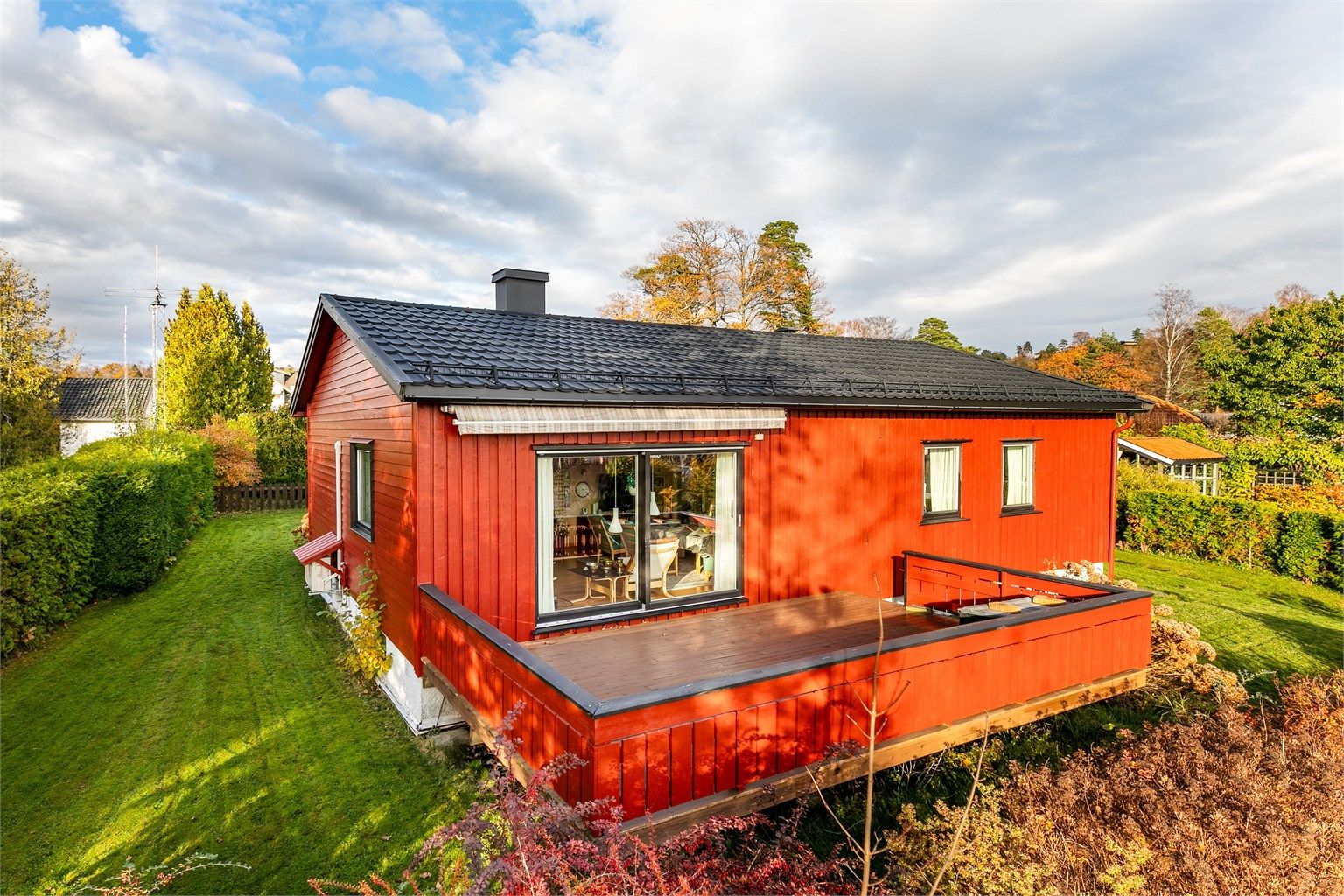 Takpannene er fra 1997. Takrenner, nedløp og snøfangere ble skiftet ut i 2011. Fotograf; Børge Oppegård.
