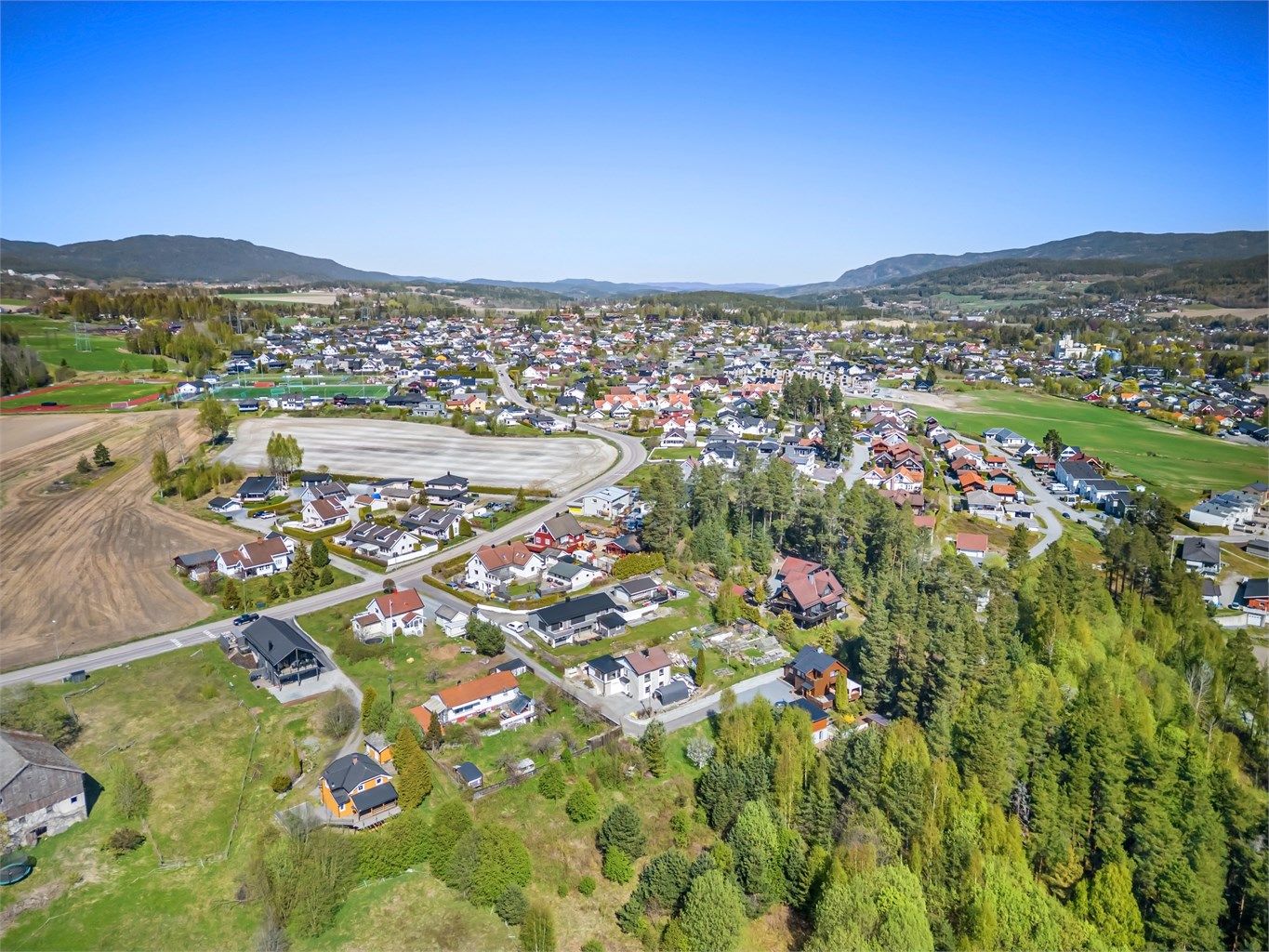 Gangavstand til barneskole, barnehage, fine lekearealer for barn og Kiwi butikk