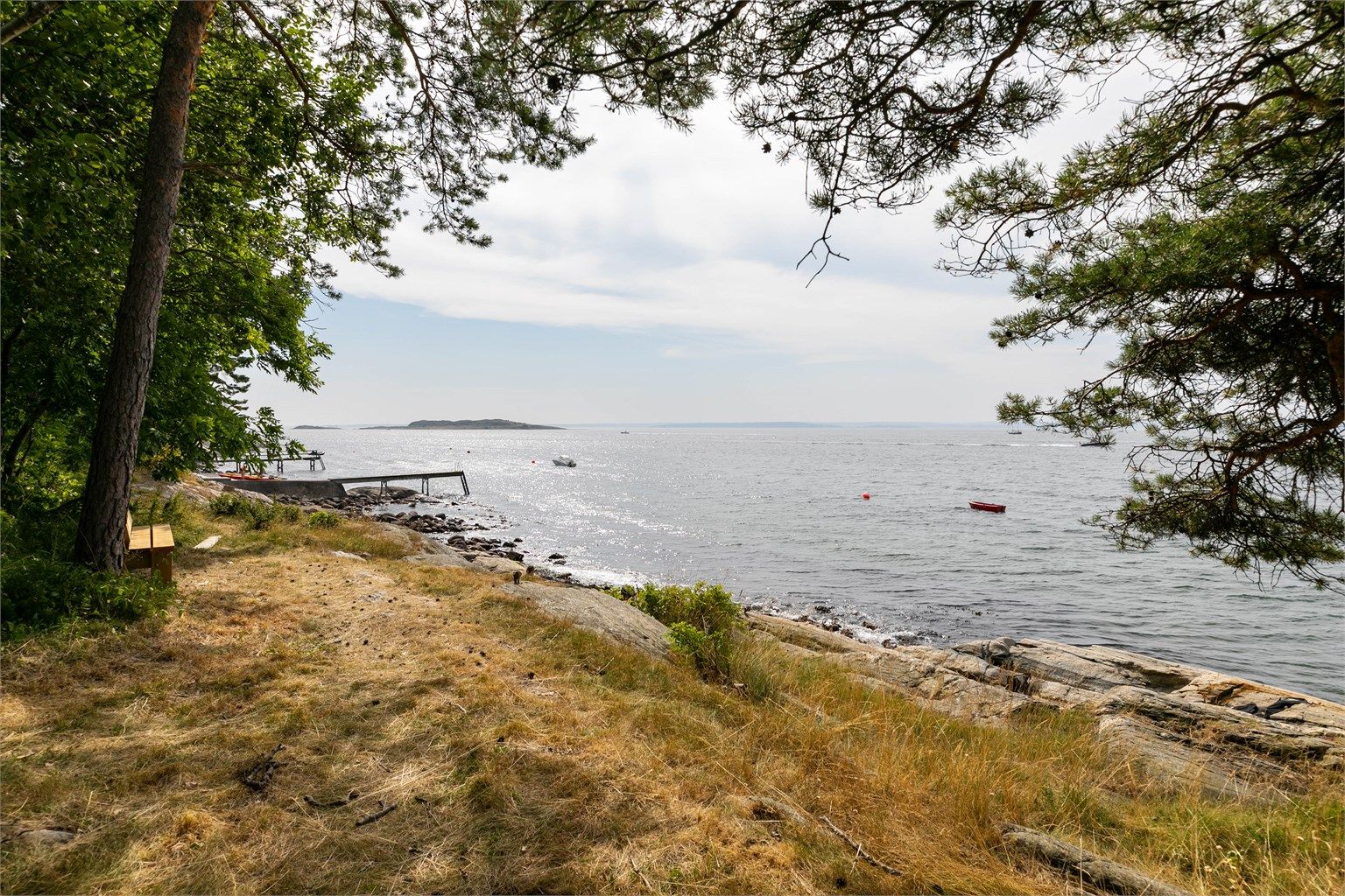 Nærmeste strand og svaberg befinner seg rett nedenfor huset - Ett fantastisk sted å ta morgenbadet eller tilbringe varme sommerdager.
