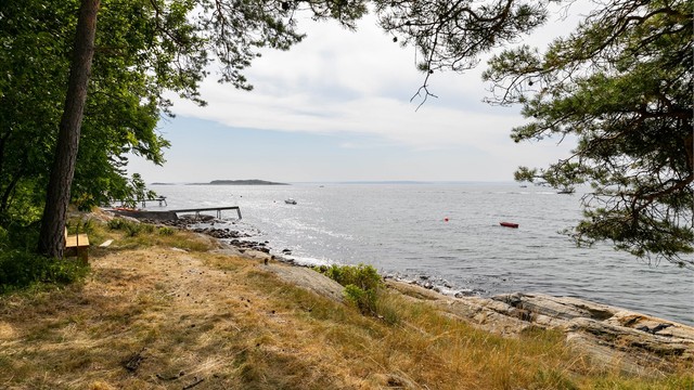 Nærmeste strand og svaberg befinner seg rett nedenfor huset - Ett fantastisk sted å ta morgenbadet eller tilbringe varme sommerdager.