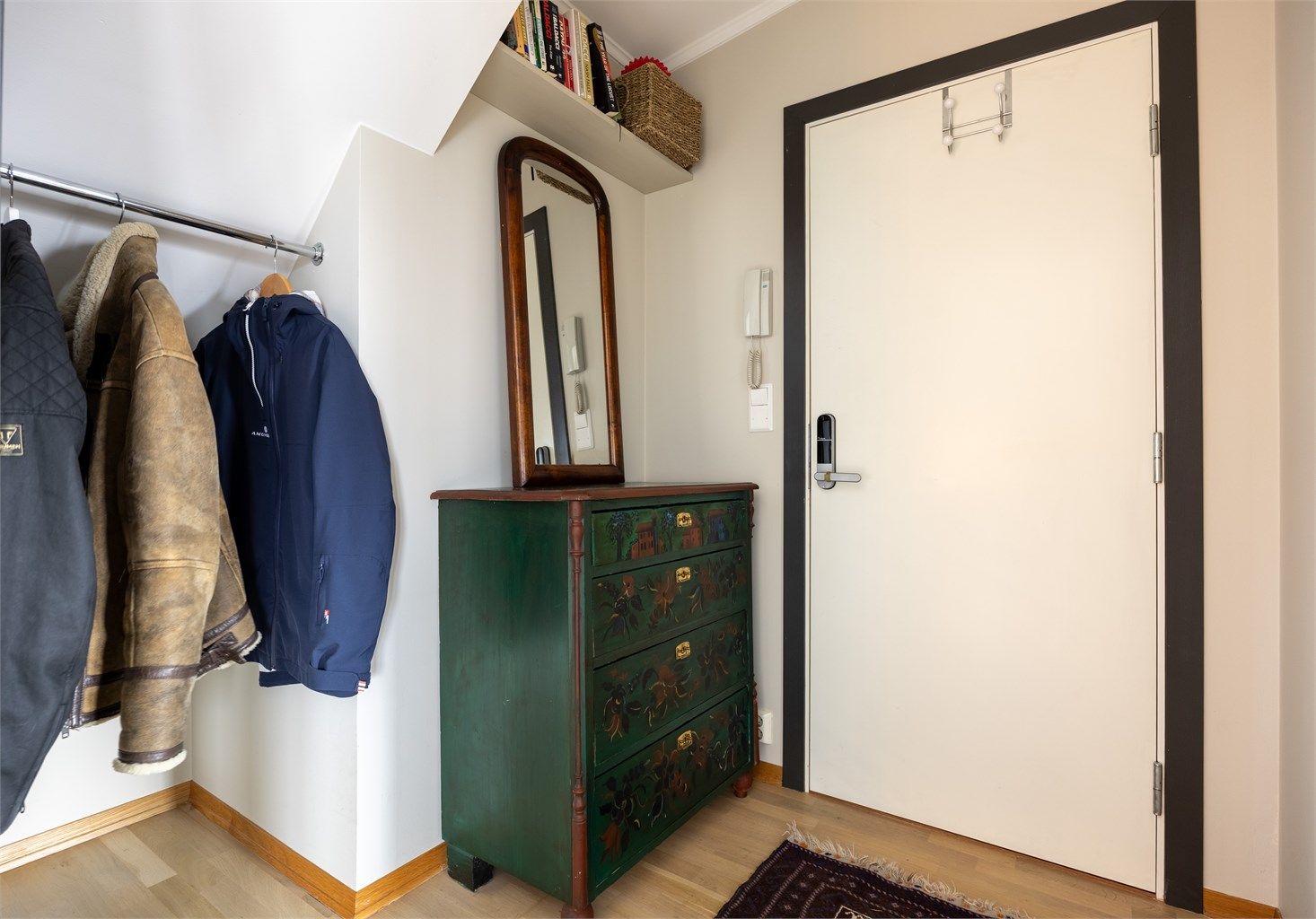 En praktisk entré ønsker deg velkommen og leder deg videre inn i leiligheten.