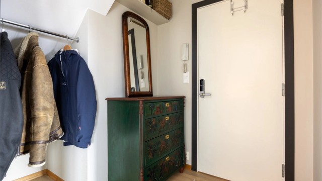 En praktisk entré ønsker deg velkommen og leder deg videre inn i leiligheten.